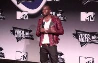 Kevin-Hart-backstage-at-the-2011-MTV-Music-Video-Awards